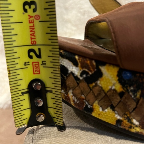 Stunning 9 West wedge sandals with gold detail! - Picture 14 of 14